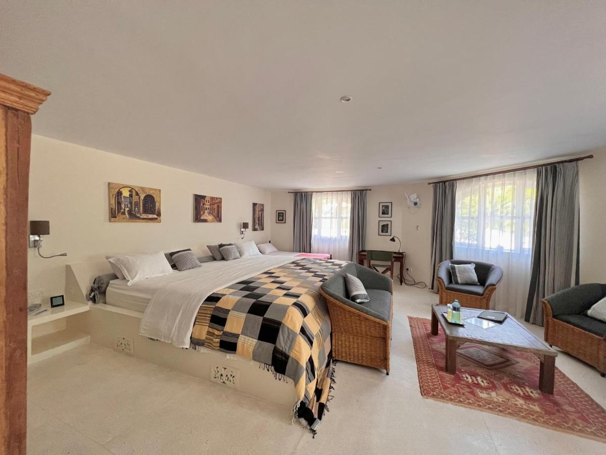 Zumzum Beach House Bed & Breakfast Kinondo Exterior photo
