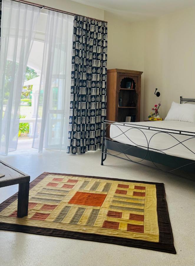 Zumzum Beach House Bed & Breakfast Kinondo Exterior photo