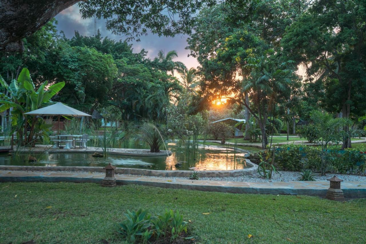 Zumzum Beach House Bed & Breakfast Kinondo Exterior photo