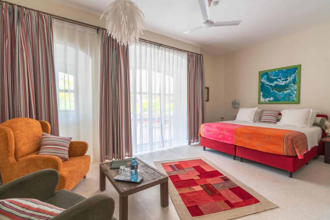 Zumzum Beach House Bed & Breakfast Kinondo Exterior photo